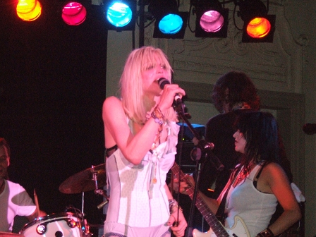 Courtney Love singt 